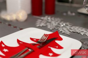 dekoracja wigilijnego stołu czerwony