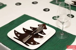 dekoracja wigilijnego stołu zielony brązowy
