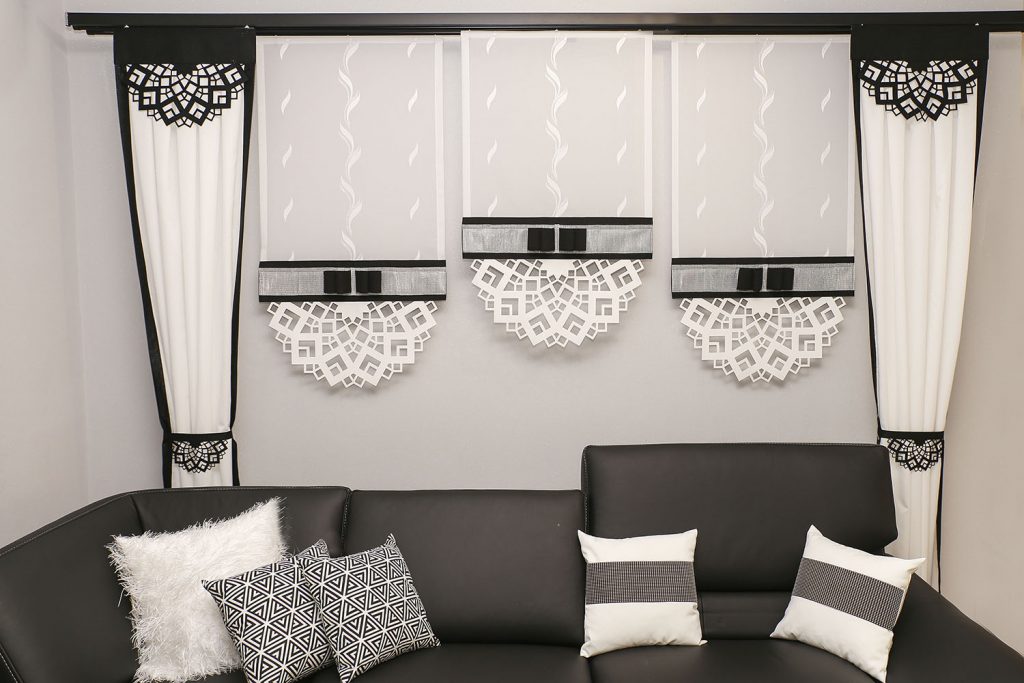 czarno-białe dekoracje okienne